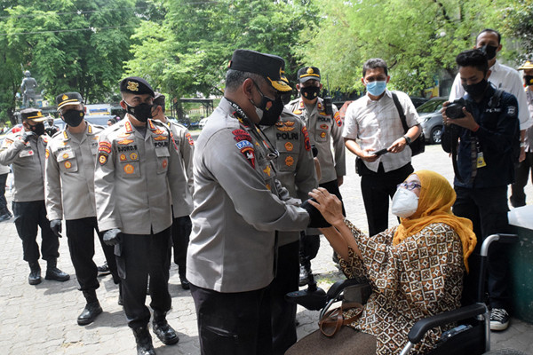 Alumni Akpol Tahun 1992 Batalyon Pratisara Wirya menggelar baksos untuk warga di Kelurahan Lamper Kota Semarang, Jawa Tengah, Senin (30/8/2021).