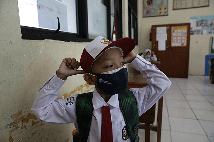 Sejumlah siswa mengikuti pembelajaran tatap muka di SDN Pondok Labu 14 Pagi, Jakarta Selatan, Senin (30/8/2021).