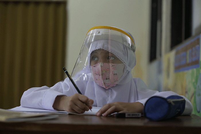 Sejumlah siswa mengikuti pembelajaran tatap muka di SDN Pondok Labu 14 Pagi, Jakarta Selatan, Senin (30/8/2021).