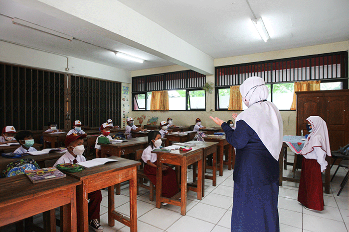 Suasana uji coba Pembelajaran Tatap Muka (PTM) hari pertama di SDN Cipinang Melayu 08, Jakarta Timur, Senin (30/8/2021).