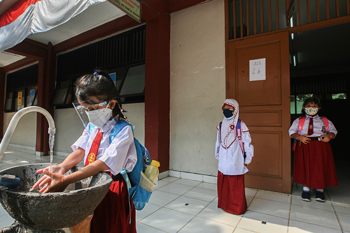 Suasana uji coba Pembelajaran Tatap Muka (PTM) hari pertama di SDN Cipinang Melayu 08, Jakarta Timur, Senin (30/8/2021).