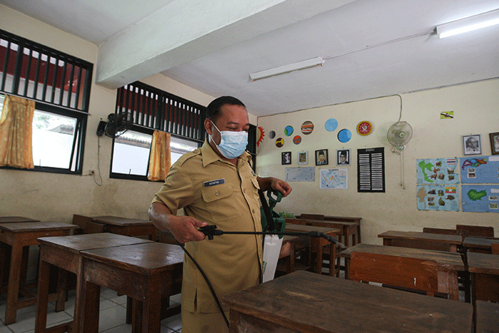 Suasana uji coba Pembelajaran Tatap Muka (PTM) hari pertama di SDN Cipinang Melayu 08, Jakarta Timur, Senin (30/8/2021).