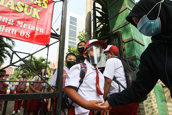 Suasana uji coba Pembelajaran Tatap Muka (PTM) hari pertama di SDN Cipinang Melayu 08, Jakarta Timur, Senin (30/8/2021).