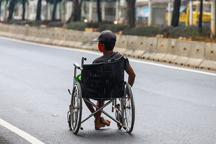 Warga saat membantu Penyandang disabilitas melewati jalan raya di kawasan Jakarta Barat, Minggu (29/8/2021).