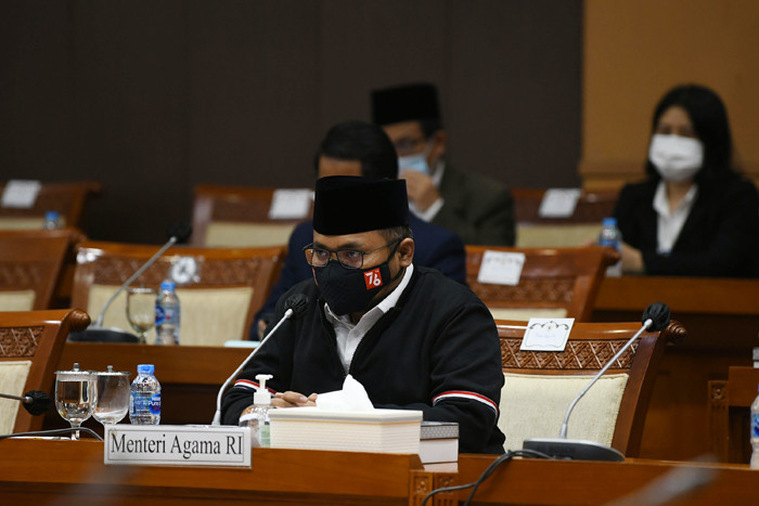 Menteri Agama Yaqut Cholil Qoumas mengikuti rapat kerja dengan Komisi VIII DPR di Kompleks Parlemen, Senayan, Jakarta, Senin (30/8/2021).