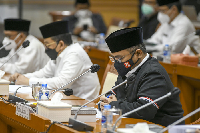 Menteri Agama Yaqut Cholil Qoumas mengikuti rapat kerja dengan Komisi VIII DPR di Kompleks Parlemen, Senayan, Jakarta, Senin (30/8/2021).