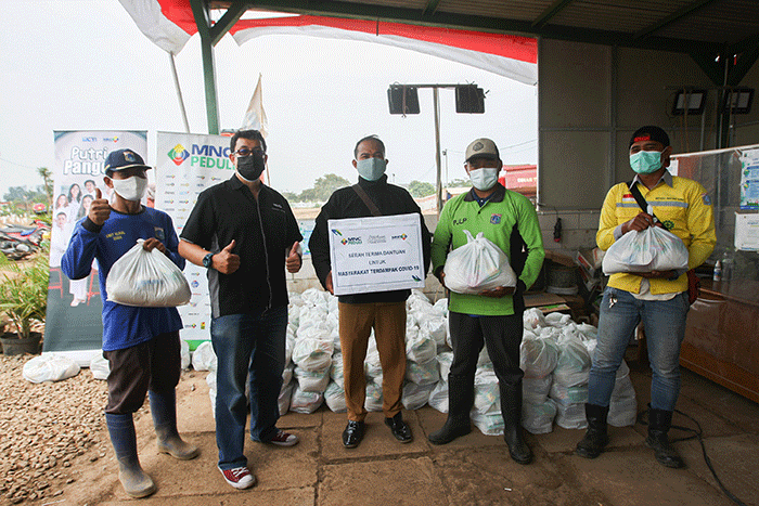 Head of CSR MNC Group Tengku Hafid memberikan paket sembako ke perwakilan petugas pemakaman jenazah Covid-19 di TPU Rorotan, Jakarta Utara, Senin (30/8/2021).