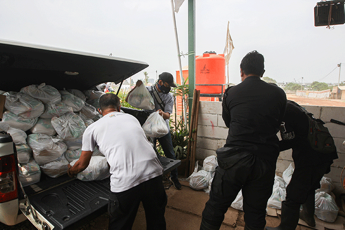 Head of CSR MNC Group Tengku Hafid memberikan paket sembako ke perwakilan petugas pemakaman jenazah Covid-19 di TPU Rorotan, Jakarta Utara, Senin (30/8/2021).