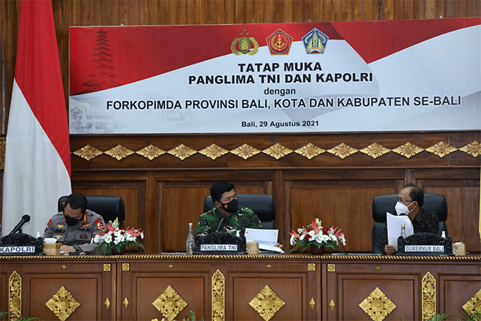 Panglima TNI Marsekal TNI Hadi Tjahjanto memimpin diskusi terkait penanganan Covid-19 di Kantor Gubernur Bali, Minggu (29/8/2021).