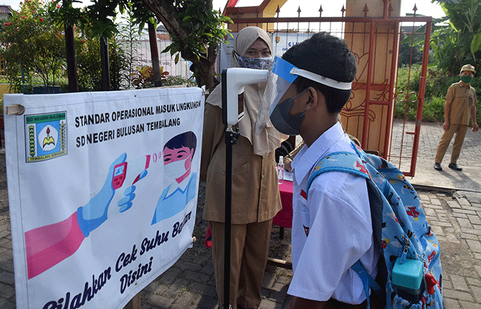 Siswa kelas V saat mengikuti pelaksanaan pembelajaran tatap muka terbatas di SDN Bulusan Tembalang, Kota Semarang, Jawa Tengah, Senin (30/8/2021).