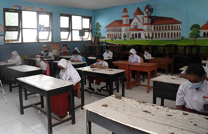 Siswa kelas V saat mengikuti pelaksanaan pembelajaran tatap muka terbatas di SDN Bulusan Tembalang, Kota Semarang, Jawa Tengah, Senin (30/8/2021).