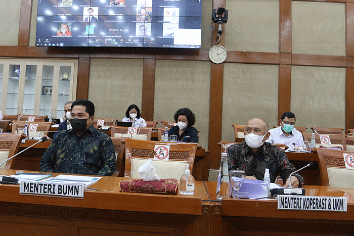 Menteri BUMN Erick Thohir dan Menteri Koperasi dan Usaha Kecil Menengah (UKM) Teten Masduki saat raker di Kompleks Parlemen Senayan, Senin (30/8/2021).