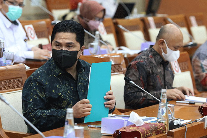 Menteri BUMN Erick Thohir dan Menteri Koperasi dan Usaha Kecil Menengah (UKM) Teten Masduki saat raker di Kompleks Parlemen Senayan, Senin (30/8/2021).