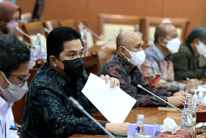 Menteri BUMN Erick Thohir dan Menteri Koperasi dan Usaha Kecil Menengah (UKM) Teten Masduki saat raker di Kompleks Parlemen Senayan, Senin (30/8/2021).