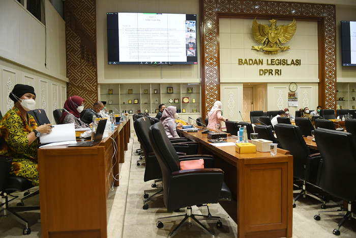 Wakil Ketua Badan Legislasi (Baleg) DPR Willy Aditya (kanan) memimpin rapat pleno Baleg di Kompleks Parlemen, Senayan, Jakarta, Senin (30/8/2021).