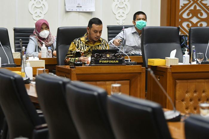 Wakil Ketua Badan Legislasi (Baleg) DPR Willy Aditya (kanan) memimpin rapat pleno Baleg di Kompleks Parlemen, Senayan, Jakarta, Senin (30/8/2021).