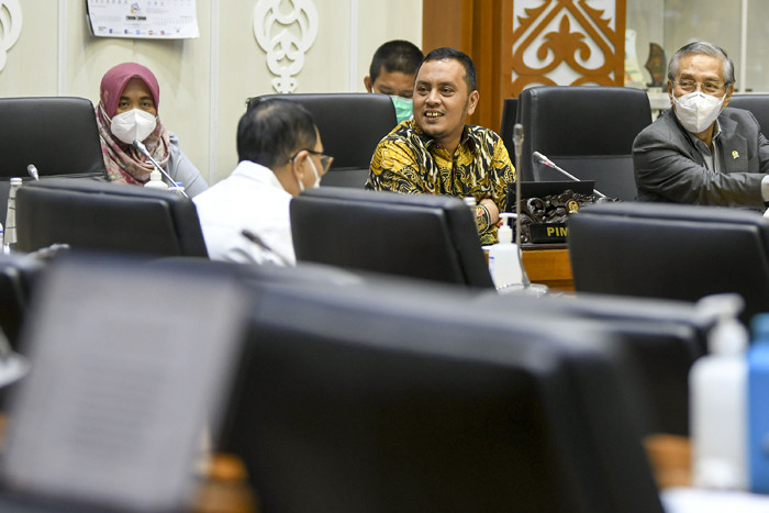 Wakil Ketua Badan Legislasi (Baleg) DPR Willy Aditya (kanan) memimpin rapat pleno Baleg di Kompleks Parlemen, Senayan, Jakarta, Senin (30/8/2021).
