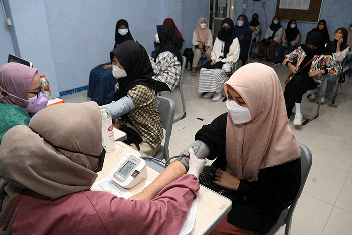 Siswa SMA Muhammadiyah 2 (Smamda) Surabaya mendapat suntikan vaksin sinovac dosis pertama di Smamda Surabaya, Jawa Timur, Senin (30/8/2021).