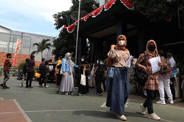 Siswa SMA Muhammadiyah 2 (Smamda) Surabaya mendapat suntikan vaksin sinovac dosis pertama di Smamda Surabaya, Jawa Timur, Senin (30/8/2021).