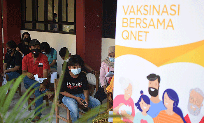 Vaksinasi Bersama Qnet untuk sekitar 1.000 warga di SDN 9 Grogol Utara, Jakarta, Sabtu (28/8/2021).