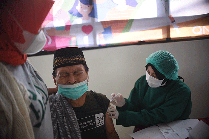 Vaksinasi Bersama Qnet untuk sekitar 1.000 warga di SDN 9 Grogol Utara, Jakarta, Sabtu (28/8/2021).
