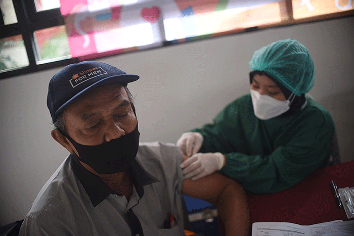 Vaksinasi Bersama Qnet untuk sekitar 1.000 warga di SDN 9 Grogol Utara, Jakarta, Sabtu (28/8/2021).