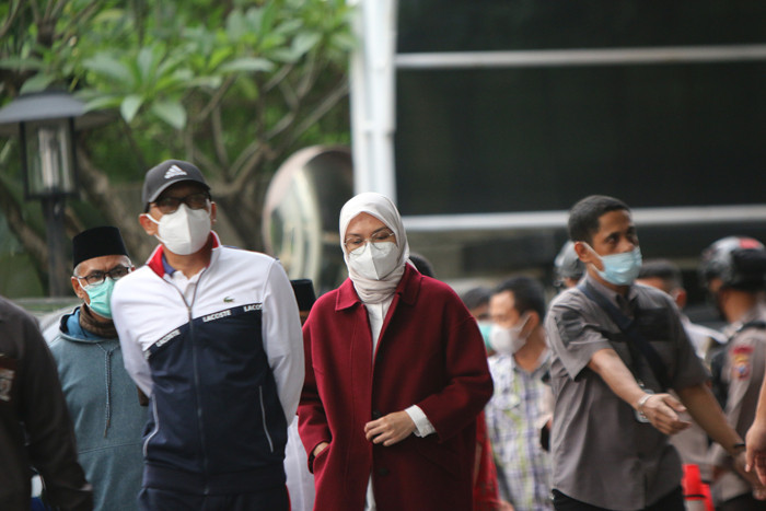 Bupati Probolinggo Puput Tantriana Sari dan suaminya yang juga anggota DPR Fraksi Partai NasDem Hasan Aminuddin digiring ke Gedung KPK, Senin (30/8/2021).