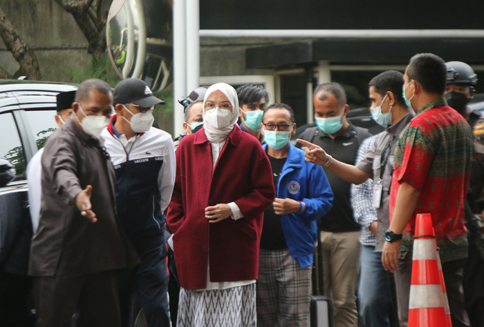 Bupati Probolinggo Puput Tantriana Sari dan suaminya yang juga anggota DPR Fraksi Partai NasDem Hasan Aminuddin digiring ke Gedung KPK, Senin (30/8/2021).