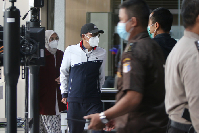 Bupati Probolinggo Puput Tantriana Sari dan suaminya yang juga anggota DPR Fraksi Partai NasDem Hasan Aminuddin digiring ke Gedung KPK, Senin (30/8/2021).
