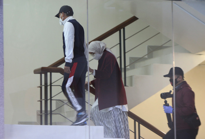 Bupati Probolinggo Puput Tantriana Sari dan suaminya yang juga anggota DPR Fraksi Partai NasDem Hasan Aminuddin digiring ke Gedung KPK, Senin (30/8/2021).