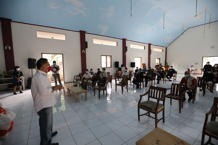 Ketua umum Gerakan Kasih Perindo Yerry Tawalujan saat memberikan paket sembako kepada pendeta di Rumah Ibadah GKRHI Depok, Jawa Barat, Selasa (31/8/2021).