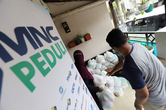 MNC Peduli bersama sinetron Putri untuk Pangeran membagikan sembako kepada Yayasan Keluarga Tuna Netra Muslim Indonesia Depok, Jawa Barat, Selasa (31/8/2021).