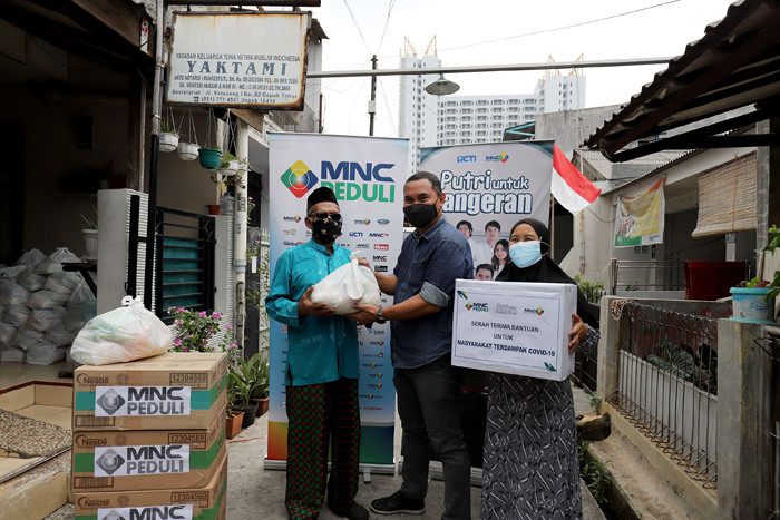MNC Peduli bersama sinetron Putri untuk Pangeran membagikan sembako kepada Yayasan Keluarga Tuna Netra Muslim Indonesia Depok, Jawa Barat, Selasa (31/8/2021).