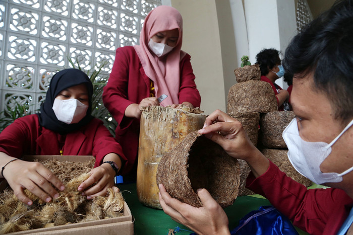 Mahasiswa UMSurabaya menunjukkan pot bunga cantik berbahan dasar limbah pelepah pisang saat dipamerkan di kampus UMSurabaya, Jawa Timur, Senin (30/8/2021).