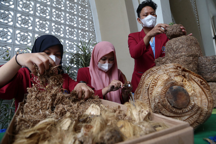 Mahasiswa UMSurabaya menunjukkan pot bunga cantik berbahan dasar limbah pelepah pisang saat dipamerkan di kampus UMSurabaya, Jawa Timur, Senin (30/8/2021).