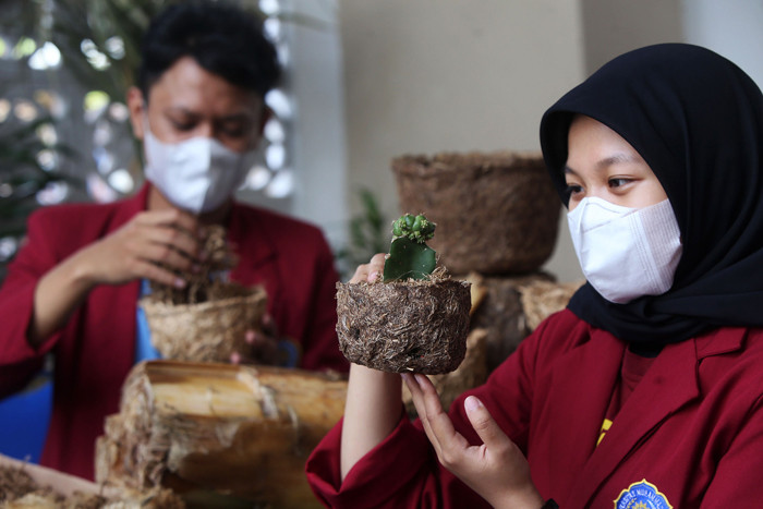 Mahasiswa UMSurabaya menunjukkan pot bunga cantik berbahan dasar limbah pelepah pisang saat dipamerkan di kampus UMSurabaya, Jawa Timur, Senin (30/8/2021).