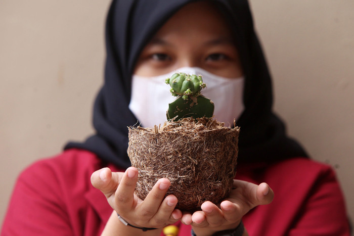 Mahasiswa UMSurabaya menunjukkan pot bunga cantik berbahan dasar limbah pelepah pisang saat dipamerkan di kampus UMSurabaya, Jawa Timur, Senin (30/8/2021).