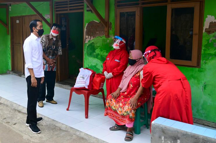 Presiden Joko Widodo meninjau vaksinasi Lanjutan untuk Pelajar dan Masyarakat secara Door to Door di Kuningan, Jawa Barat, Selasa (31/8/2021).