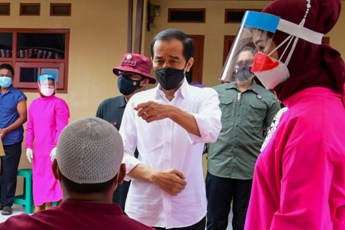 Presiden Joko Widodo meninjau vaksinasi Lanjutan untuk Pelajar dan Masyarakat secara Door to Door di Kuningan, Jawa Barat, Selasa (31/8/2021).