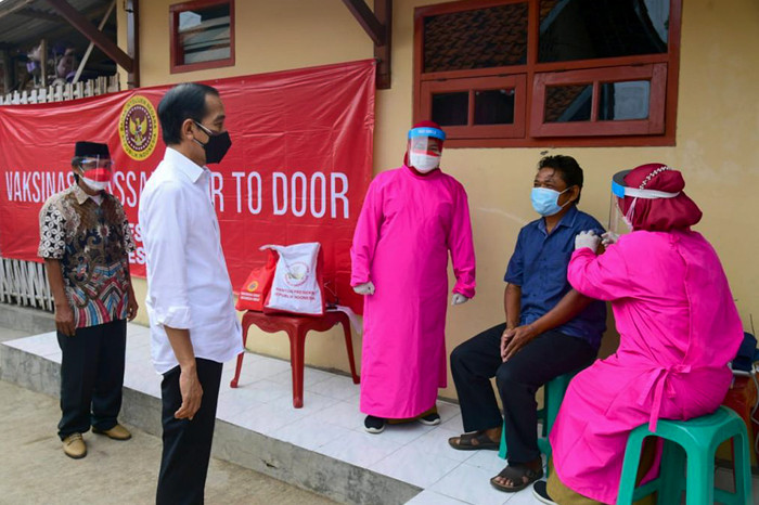 Presiden Joko Widodo meninjau vaksinasi Lanjutan untuk Pelajar dan Masyarakat secara Door to Door di Kuningan, Jawa Barat, Selasa (31/8/2021).