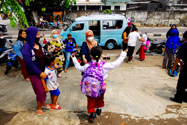 Sebanyak 128 siswa mengikuti Pembelajaran Tatap Muka (PTM) di SD Negeri Palmerah 09, Jakarta Barat, Senin (30/8/2021).