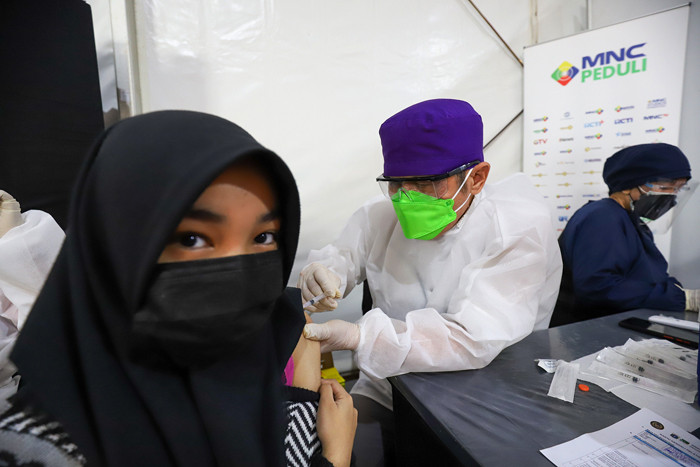 Petugas menyuntikan vaksin Covid-19 dosis kedua kepada warga di Sentra Vaksinasi MNC Peduli, MNC Studios, Kebon Jeruk, Jakarta Barat, Selasa (31/8/2021).Â 