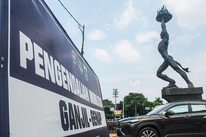 Petugas kepolisian berjaga di ruas jalan di kawasan Jakarta Pusat, Rabu (1/9/2021).