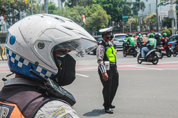Petugas kepolisian berjaga di ruas jalan di kawasan Jakarta Pusat, Rabu (1/9/2021).