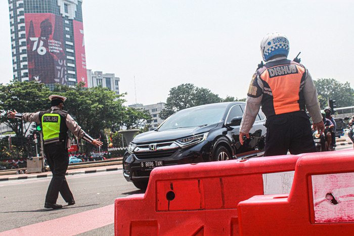 Petugas kepolisian berjaga di ruas jalan di kawasan Jakarta Pusat, Rabu (1/9/2021).