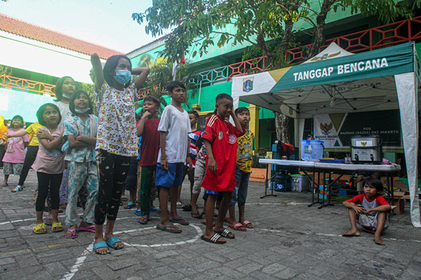 Warga korban kebakaran saat mengungsi di salah satu ruang kelas SDN 09 Kebon Kosong, Kemayoran, Jakarta Pusat, Rabu (1/9/2021).