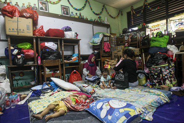 Warga korban kebakaran saat mengungsi di salah satu ruang kelas SDN 09 Kebon Kosong, Kemayoran, Jakarta Pusat, Rabu (1/9/2021).