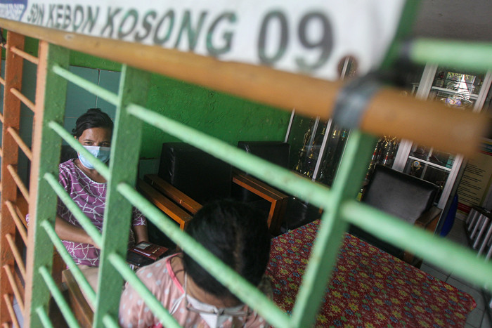 Warga korban kebakaran saat mengungsi di salah satu ruang kelas SDN 09 Kebon Kosong, Kemayoran, Jakarta Pusat, Rabu (1/9/2021).