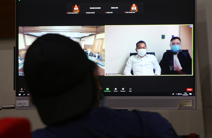 Terdakwa Pejabat Pembuat Komitmen Kemensos Adi Wahyono usai menjalani sidang putusan secara virtual di Gedung Merah Putih KPK, Jakarta, Rabu (1/9/2021).