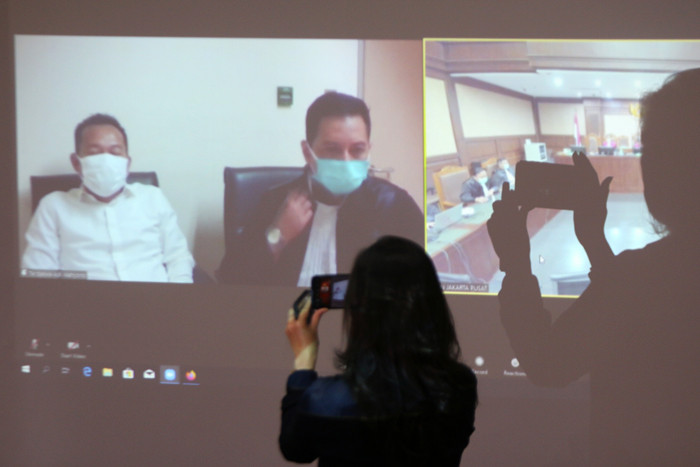 Terdakwa Pejabat Pembuat Komitmen Kemensos Adi Wahyono usai menjalani sidang putusan secara virtual di Gedung Merah Putih KPK, Jakarta, Rabu (1/9/2021).